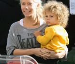 Kendra Wilkinson avec son fils Hank, le samedi 19 novembre 2011 à Calabasas.