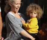 Kendra Wilkinson avec son fils Hank et ses belles boucles, le samedi 19 novembre 2011 à Calabasas.
