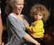 Kendra Wilkinson avec son fils Hank et ses belles boucles, le samedi 19 novembre 2011 à Calabasas.