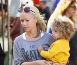 Kendra Wilkinson avec son adorable fils Hank, le samedi 19 novembre 2011 à Calabasas.