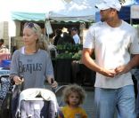 Kendra Wilkinson et son époux Hank avec leur fils Hank Jr, famille modèle, le samedi 19 novembre 2011 à Calabasas.