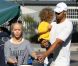 Kendra Wilkinson et son époux Hank avec leur fils Hank, le samedi 19 novembre 2011 à Calabasas.