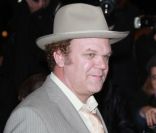John C. Reilly et son chapeau à l\'avant-première de Carnage, à Paris le 20 novembre 2011.