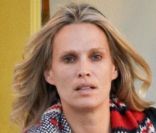 Molly Sims et sa mine désastreuse à la sortie de son salon de coiffure. Los Angeles, le 22 novembre 2011.