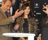 Audrey Tautou, Bertrand Delanoë et son équipe illuminent illumine les Champs-Élysées, le 23 novembre 2011 à Paris.