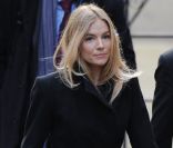 Sienna Miller, inspirée par Victoria Beckham et ses robes manteaux, ose le même look pour se rendre à la Haute Cour de justice. Londres, le 24 novembre 2011.<br />