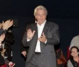 Alain Delon arrive dans la salle du Pathé de Boulogne-Billancourt, le vendredi 25 novembre 2011.
