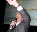 Alain Delon répond aux questions du public dans la salle du Pathé de Boulogne-Billancourt, le vendredi 25 novembre 2011.
