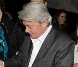 Alain Delon rencontre son public dans la salle du Pathé de Boulogne-Billancourt, le vendredi 25 novembre 2011.
