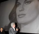 Alain Delon observe un sublime portrait de Romy Schneider dans la salle du Pathé de Boulogne-Billancourt, le vendredi 25 novembre 2011.