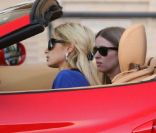Paris Hilton embarque sa soeur Nicky dans son nouveau joujou, cadeau de Thanksgiving. Los Angeles, le 26 novembre 2011.