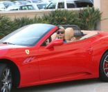 Paris Hilton et sa soeur Nicky quittent le centre commercial Barney\'s New York à Los Angeles, le 26 novembre 2011.