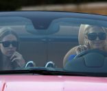 Paris et Nicky Hilton en voiture, à bord de la nouvelle California Spyder de Paris. Los Angeles, le 26 novembre 2011.