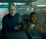 Charlize Theron et Idris Elba dans Prometheus.