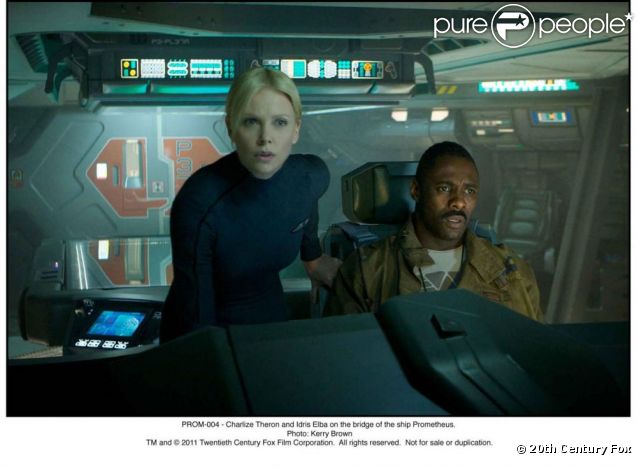 Charlize Theron et Idris Elba dans Prometheus.
