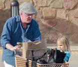 Nick Nolte et sa fille Sophie Lane Nolte, au supermarché Vons, à Malibu, le 28 novembre 2011