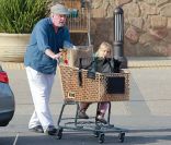Nick Nolte et sa fille Sophie Lane Nolte, au supermarché Vons, à Malibu, le 28 novembre 2011