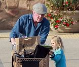 Nick Nolte et sa fille Sophie Lane Nolte, au supermarché Vons, à Malibu, le 28 novembre 2011