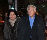 Dominique Strauss-Kahn et Anne Sinclair, photographiés à Paris en novembre 2011, le soir de leur 20 ans de mariage. 