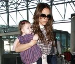 <p>Victoria Beckham : une main dans la poche, l\'autre pour tenir Harper Seven, brille de mille feux grâce à son look rétro à l\'aéroport de Los Angeles. Le 26 novembre 2011.</p>