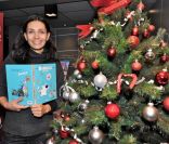 <p>Adeline Blondieau et sa BD, jeune maman, donne une lecture de contes de Noël à des enfants à la librairie, le carré d\'encre, à Paris. Le 3 décembre 2011</p>