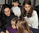 <p>Adeline Blondieau, jeune maman, donne une lecture de contes de Noël à des enfants à la librairie, le carré d\'encre, à Paris. Le 3 décembre 2011</p>