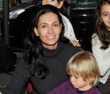 <p>Adeline Blondieau, jeune maman, donne une lecture de contes de Noël à des enfants à la librairie, le carré d\'encre, à Paris. Le 3 décembre 2011</p>