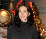 <p>La belle Adeline Blondieau, jeune maman, donne une lecture de contes de Noël à des enfants à la librairie, le carré d\'encre, à Paris. Le 3 décembre 2011</p>