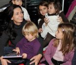 <p>Adeline Blondieau, jeune maman, donne une lecture de contes de Noël à des enfants passionnés à la librairie, le carré d\'encre, à Paris. Le 3 décembre 2011</p>
