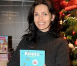 <p>Adeline Blondieau, jeune maman radieuse, donne une lecture de contes de Noël à des enfants à la librairie, le carré d\'encre, à Paris. Le 3 décembre 2011</p>