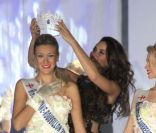 Christelle Roca, Miss Prestige National 2012, couronnée par Barbara Morel le dimanche 4 décembre 2011 à Divonne-les-Bains, lors de son sacre.