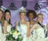 Christelle Roca, Miss Prestige National 2012, et ses dauphines, le dimanche 4 décembre 2011 à Divonne-les-Bains, lors de son sacre.