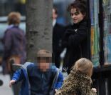 Helena Bonham Carter et ses enfants qui s'amusent, à Londres le 4 décembre 2011