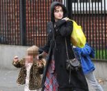 Helena Bonham Carter, un look toujours aussi excentrique, et ses enfants, à Londres le 4 décembre 2011