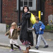 Helena Bonham Carter avec ses enfants, à Londres le 4 décembre 2011