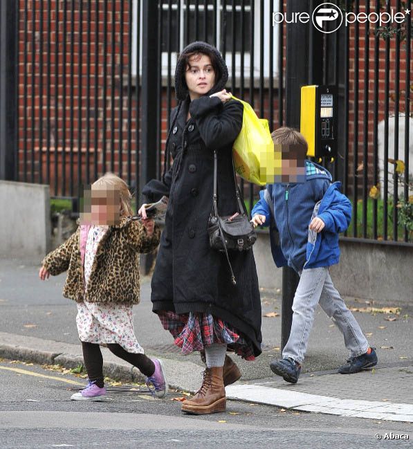 Helena Bonham Carter avec ses enfants, à Londres le 4 décembre 2011