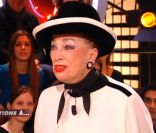 Geneviève de Fontenay tâcle Alain Delon sur le plateau du Petit Journal de Yann Barthès pour répondre aux 5 Questions le lundi 5 décembre 2011 sur Canal +