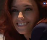 Delphine Wespiser, Miss France 2012, affiche son plus beau sourire lors d'un shooting en décembre 2011