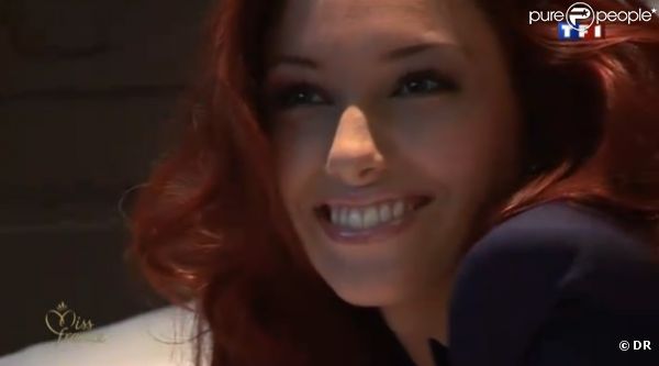 Delphine Wespiser, Miss France 2012, affiche son plus beau sourire lors d'un shooting en décembre 2011
