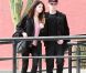 Complices et amoureux, Justin Bieber et sa chérie Selena Gomez à l'aéroport de Mexico le 6 décembre 2011