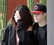 Selena Gomez se cache le visage à l'aéroport de Mexico le 6 décembre 2011, en compagnie de son chéri Justin Bieber 
