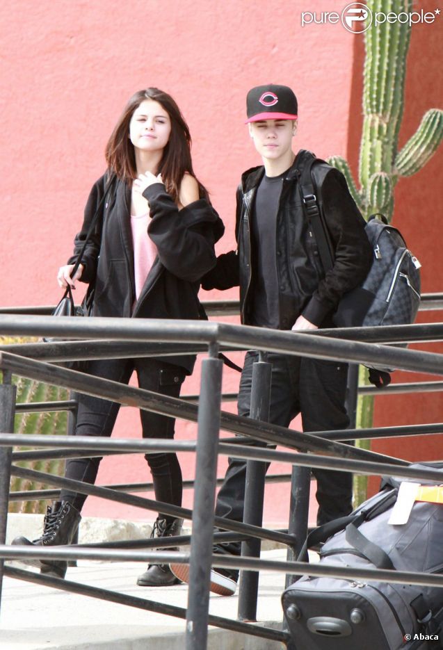 Justin Bieber et sa chérie Selena Gomez à l'aéroport de Mexico le 6 décembre 2011