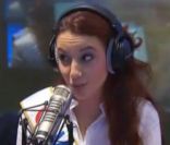 Delphine Wespiser, Miss France 2012, dans Sept à Huit, sur TF1, dimanche 11 décembre 2011. Ici à la radio 