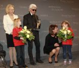 La princesse Caroline a reçu des mains de son grand ami Karl Lagerfeld le Menschen in Europa Award, lundi 12 décembre 2011, à Passau (Allemagne).