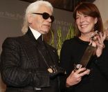 La princesse Caroline de Monaco a reçu des mains de son grand ami Karl Lagerfeld le Menschen in Europa Award, lundi 12 décembre 2011, à Passau (Allemagne).
