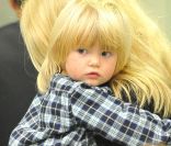 Claudia Schiffer et la petite Cosima. Novembre 2011<br />