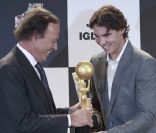 Julio Iglesias honoré à Madrid par Sony Music, face à Rafael Nadal, le 16 décembre 2011.