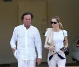 Julio Iglesias et sa compagne Miranda, à Miami le 11 février 2009.