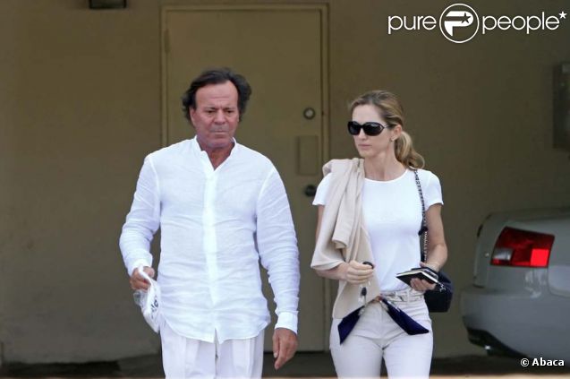 Julio Iglesias et sa compagne Miranda, à Miami le 11 février 2009.