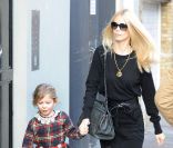 Claudia Schiffer et sa belle famille lors d\'un brunch à Londres le 18 décembre 2011